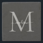 Eleganter Personalisierter Monogramm- und Name-Sto Steinuntersetzer<br><div class="desc">Fügen Sie Ihrer Zuhause mit diesem eleganten, Personalisierten Mongram Script Name Stone Untersetzer eine Touch der Raffinesse hinzu. Dieser Untersetzer ist perfekt für jeden Anlass geeignet und vereint Funktionalität mit einem personalisierten Flair, was ihn zu einer wunderschönen Ergänzung zu Ihrem Kaffeetisch, Ihrer Bar oder Ihrem Bürobereich macht. Es ist aus...</div>