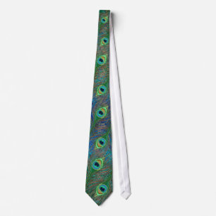 Eleganter Pfau versieht grungy Krawatten mit