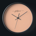 Eleganter Pfirsichzz-Skriptname große Uhr<br><div class="desc">Moderne Uhr mit orangefarbenem (pfirsichfarbenem fuzz) Hintergrund und handgeschriebenem schwarzen,  gürteligen Schriftnamen. Personalisieren mit Ihrem Namen</div>