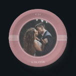 Eleganter Rahmen | Dusty Rose Foto Wedding Pappteller<br><div class="desc">Diese eleganten Hochzeitspapier-Teller verfügen über einen runden,  weißen Rahmen,  der Ihr persönliches Foto umgibt. Auf einer staubigen Rose stehen geometrische Linien und moderner Text. Das minimalistische und stilvolle Design.</div>