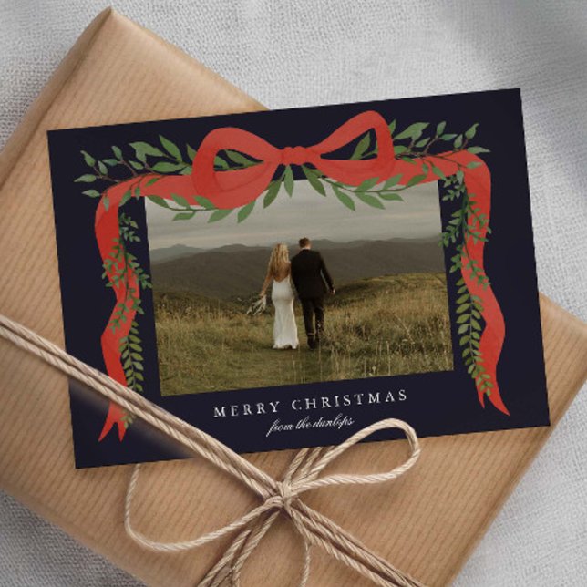 Eleganter Red Bow mit Grün Foto Weihnachten (Elegant red bows and greenery photo Christmas holiday cards.)