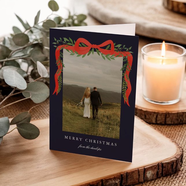 Eleganter Red Bow mit Grün Foto Weihnachten (Elegant red ribbon bow with greenery photo Christmas holiday cards. )