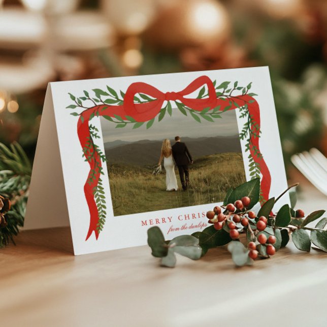 Eleganter Red Bow mit Grün Foto Weihnachten (Elegant red ribbon with bow and greenery folded photo Christmas holiday cards. )