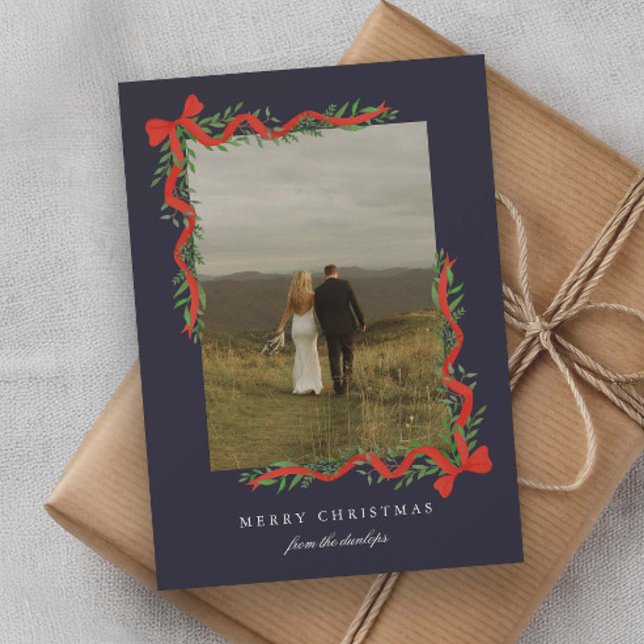 Eleganter Red Bow mit Grün Foto Weihnachten (Elegant red ribbon bows with greenery photo Christmas holiday cards.)