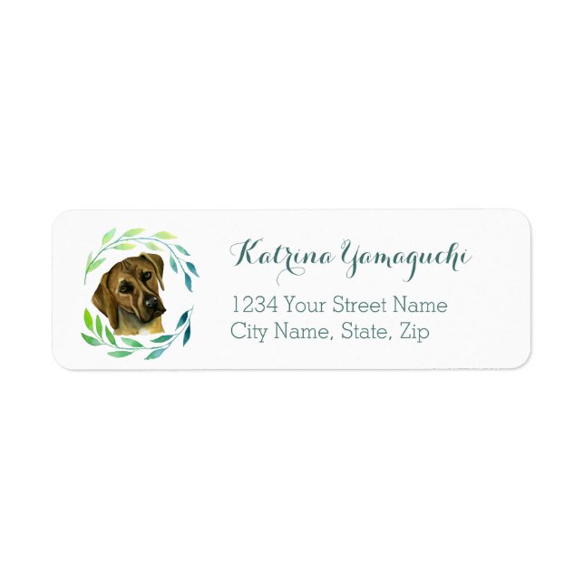 Eleganter Rhodesian Ridgeback Hund mit Kranz (Vorne)