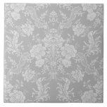 Eleganter Romantischer Chic Floral Damask-Gray Fliese<br><div class="desc">Elegantes,  Vintag inspiriert Blumendamast-Design mit schick monochromen hellen auf dunkelpastellgrauen Blume,  grünen Rollen und Taschen von zarten Milchbändern. Dieses Muster ist nahtlos und kann nach oben oder unten skaliert werden.</div>