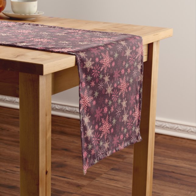 Eleganter Rosa Snowflakes Holiday Table Runner Kurzer Tischläufer (Beispiel)
