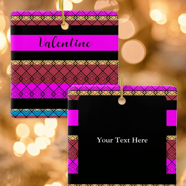 Eleganter rosa und schwarz gestreifter Valentinsta Keramikornament (A personalized ornament for Valentine's Day, with stripe pattern, rich colors and lace effect)