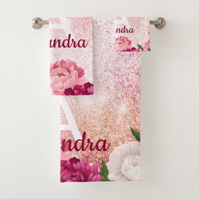 Eleganter rosafarbener Monogram Glitzer Blumendesi Badhandtuch Set (Insitu)