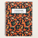 Eleganter Safari Tierhaut Leopard-Platz Planer<br><div class="desc">Modernes digitales Leopardenbild in eleganter warmer Erdpalette aus schwarz, orange, gelb, grün und beige . Schwarz Streifen Overlay.mit vollständig anpassbarem Text in weißem klassischem Schriftart. Die Wirbelsäule ist schwarz mit fett weißem Schriftart. Cool und feminin und elegant, auf vielen Produkten erhältlich. Für Hilfe oder individuelle Anfragen kontaktieren Sie mich bitte...</div>