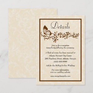 Eleganter Schmetterling und blumengeschmückte Hoch Begleitkarte