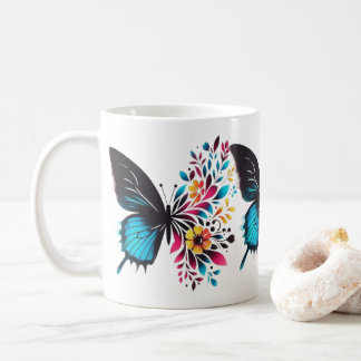 Eleganter Schmetterling und blumenreiche Tasse