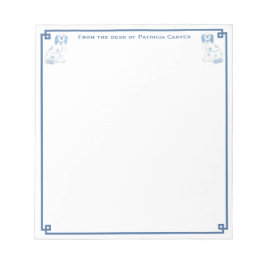 Eleganter Schreibtisch mit blauen und weißen Töpfe Notizblock