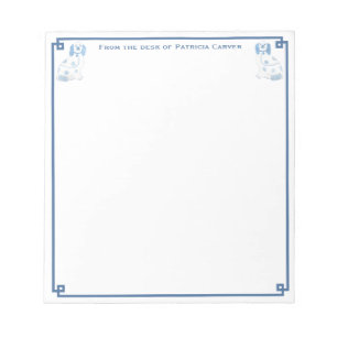 Eleganter Schreibtisch mit blauen und weißen Töpfe Notizblock