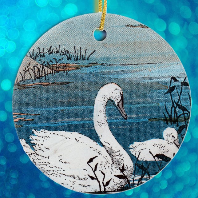 Eleganter Schwan mit Baby in Blue Lake Keramikornament (Beautiful white swan swimming with baby in blue lake on hanging ornament.)