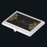 Eleganter Schwarz-Gold-Vintager Spitzenrahmen Visitenkarten Dose<br><div class="desc">Elegantes Schwarz und Gold Vintage verzierte Spitzen-Rahmen und geometrische Muster und Wirbel. Anpassbarer Text in vorgeschlagenen Goldtönen.</div>
