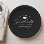 Eleganter Schwarz-Weiß-Gejammer für den Graduate Pappteller<br><div class="desc">Elegante Abschluss-Papier-Teller mit einem Graduierungspapier mit dem Satz "Cheers to the Graduate" in einem weißen Kalligrafieschrift auf schwarzem Hintergrund. Personalisieren Sie die modernen Abschluss-Papier-Teller mit dem Namen des Absolventen,  Schulname und Abschluss Jahr. Die einfachen Abschluss-Teller sind ideal für Ihr High School- oder Uni-Abschluss-Party.</div>