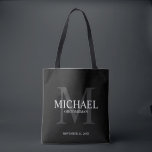 Eleganter Schwarzer Personalisierter Trauzeuge Tasche<br><div class="desc">Fügen Sie eine persönliche Touch zu Ihrer Hochzeit mit personalisierten Trauzeugen zu Tasche. Diese Tasche enthält den Namen des personalisierten Trauzeugen mit Titel und Hochzeitdatum in Weiß und Monogramm in Grau als Hintergrund,  im klassischen Serif Schriftart Stil,  auf schwarzem Hintergrund. Auch perfekt für Trauzeuge,  Brautvater,  Ringträger und mehr.</div>