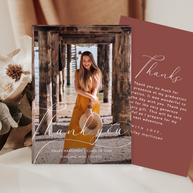 Eleganter Script Burgundy Foto Abschluss Vielen Da Einladung (Von Creator hochgeladen)