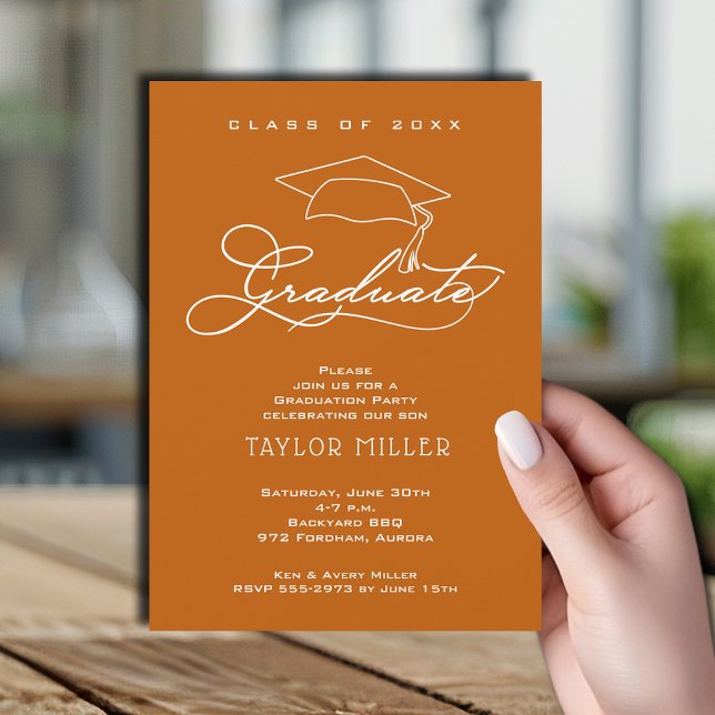 Eleganter Script Burnt Orange Abschluss Einladung (Elegant white script and grad hat burnt orange graduation party invitations)
