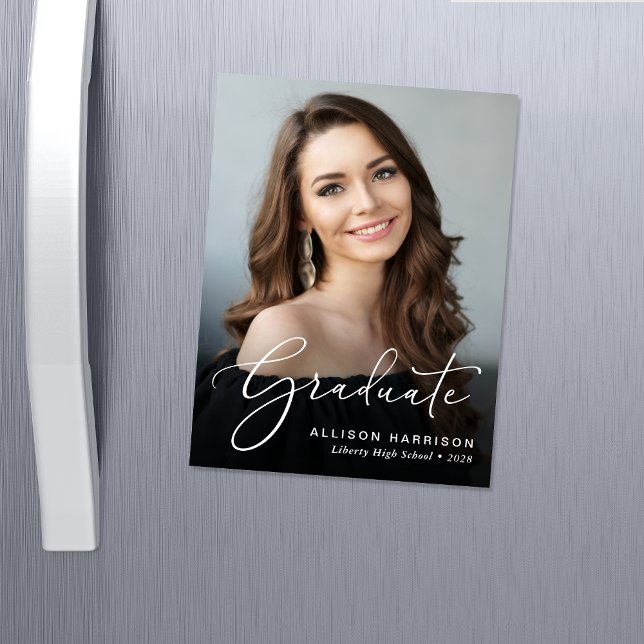 Eleganter Script-Foto-Abschluss Magnetkarte (An elegant photo graduation announcement magnet to celebrate the graduate's achievements)