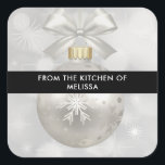 Eleganter Silver Christmas Ball auf Bokeh Kitchen Quadratischer Aufkleber<br><div class="desc">Küchenaufkleber mit einem magischen Urlaubsstil. Mit einem silbernen Weihnachtsball mit Schneeflocken dekoriert und mit einem hübschen Silberbogen fertig. Der Hintergrund ist eine silberne Lichtillustrierung mit eleganten Sternen verstreut.</div>