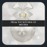Eleganter Silver Christmas Ball auf Bokeh Kitchen Quadratischer Aufkleber<br><div class="desc">Küchenaufkleber mit einem magischen Urlaubsstil. Mit einem silbernen Weihnachtsball mit Schneeflocken dekoriert und mit einem hübschen Silberbogen fertig. Der Hintergrund ist eine silberne Lichtillustrierung mit eleganten Sternen verstreut.</div>
