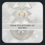 Eleganter Silver Christmas Ball auf Bokeh Kitchen Quadratischer Aufkleber<br><div class="desc">Küchenaufkleber mit einem magischen Urlaubsstil. Mit einem silbernen Weihnachtsball mit Schneeflocken dekoriert und mit einem hübschen Silberbogen fertig. Der Hintergrund ist eine silberne Lichtillustrierung mit eleganten Sternen verstreut.</div>