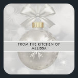 Eleganter Silver Christmas Ball auf Bokeh Kitchen Quadratischer Aufkleber<br><div class="desc">Küchenaufkleber mit einem magischen Urlaubsstil. Mit einem silbernen Weihnachtsball mit Schneeflocken dekoriert und mit einem hübschen Silberbogen fertig. Der Hintergrund ist eine silberne Lichtillustrierung mit eleganten Sternen verstreut.</div>
