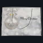 Eleganter Silver Christmas Ball auf Bokeh Lights Große Geschenktüte<br><div class="desc">Eine große Geschenktasche mit einem magischen Urlaubsdesign. Mit einem silbernen Weihnachtsball mit Schneeflocken dekoriert und mit einem hübschen Silberbogen fertig. Der Hintergrund ist eine silberne Lichtillustrierung mit eleganten Sternen verstreut.</div>
