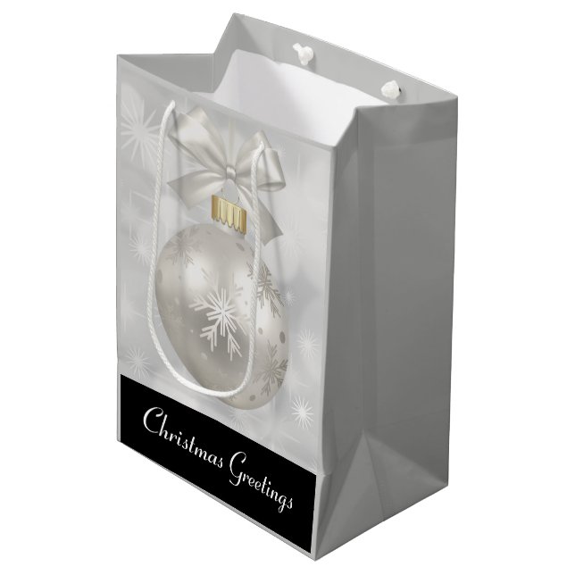 Eleganter Silver Christmas Ball auf Bokeh Lights Mittlere Geschenktüte (Vorderseite Schrägansicht)