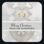 Eleganter Silver Christmas Ball auf Bokeh Lights Quadratischer Aufkleber<br><div class="desc">Sticker mit einem magischen Urlaubsdesign. Mit einem silbernen Weihnachtsball mit Schneeflocken dekoriert und mit einem hübschen Silberbogen fertig. Der Hintergrund ist eine silberne Lichtillustrierung mit eleganten Sternen verstreut.</div>