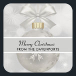 Eleganter Silver Christmas Ball auf Bokeh Lights Quadratischer Aufkleber<br><div class="desc">Sticker mit einem magischen Urlaubsdesign. Mit einem silbernen Weihnachtsball mit Schneeflocken dekoriert und mit einem hübschen Silberbogen fertig. Der Hintergrund ist eine silberne Lichtillustrierung mit eleganten Sternen verstreut.</div>