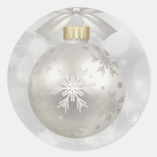Eleganter Silver Christmas Ball auf Bokeh Lights Runder Aufkleber