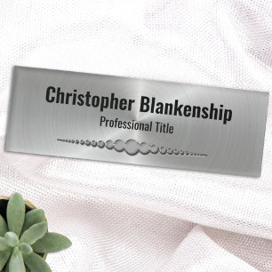 Eleganter Silver Metallic Detail Schwarzer Text Namenschild