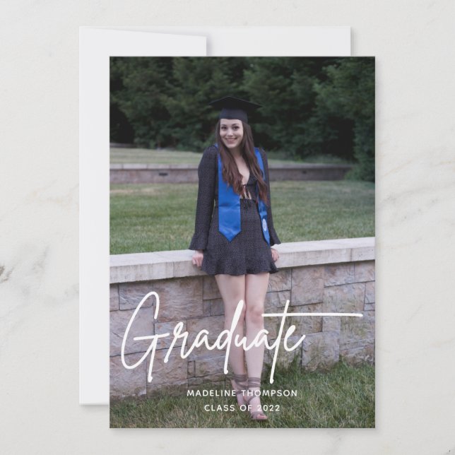 Eleganter Simple Script Graduate Foto Abschluss Einladung (Vorderseite)