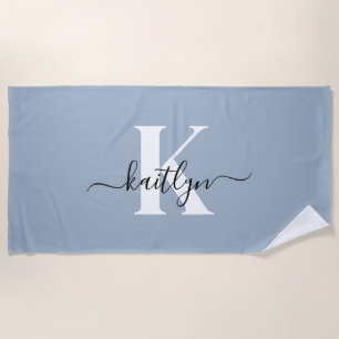 Eleganter staubblauer Schriftmonogramm Strandtuch