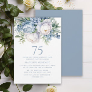 Eleganter staubblauer weißer Blumenstrauß zum 75. Einladung