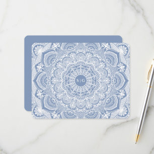 Eleganter, staubiger, weißer Spitzenmanala RSVP Karte