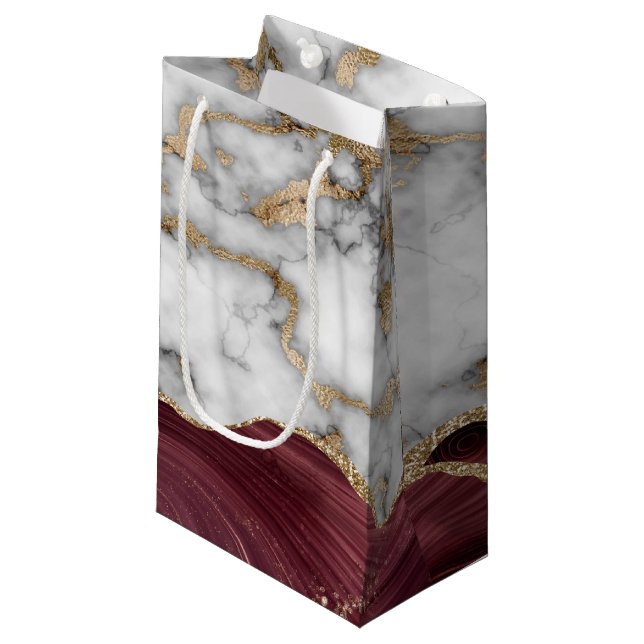 Eleganter, stilvoller Gold Glitzer Burgundy Marble Kleine Geschenktüte (Vorderseite Schrägansicht)