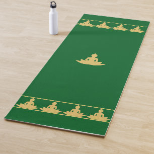 Eleganter, stilvoller goldener Buddha auf Waldgrün Yogamatte