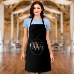Eleganter, stylischer Name für das Schwarze Gold M Schürze<br><div class="desc">Elegante stylische Schwarz-Gold-Script Monogramm-Schürze. Sie können den Namen,  das Monogramm personalisieren und den Schriftart und die Farben anpassen,  um Ihr eigenes einzigartiges Design zu erstellen. Entwickelt von Thisisnotme©</div>