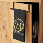Eleganter, stylischer Name für Monogramm-Skripte  Geschirrtuch<br><div class="desc">Elegantes, stilvolles Küchentuch personalisiert mit einem dekorativen Monogramm oder in Gold mit einem schicken handgeschriebenen Schriftnamen in Weiß auf einem bearbeitbaren schwarzen Hintergrund. ÄNDERUNGEN: Ändern Sie die Hintergrundfarbe, wählen Sie einen stilistischen grafischen Hintergrund oder ändern Sie den Text Schriftart Stil, Farbe, Größe und Platzierung, indem Sie auf KURZE WEITERE unter...</div>