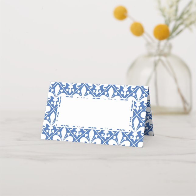Eleganter Tisch in Blau und Weiß Fleur de Lys Platzkarte (Vorderseite)