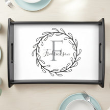 Eleganter Tischschmuck mit Monogramm-Blattkranz