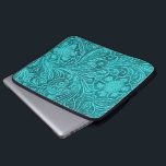 Eleganter türkisfarbener Lederlook verzierte Blume Laptopschutzhülle<br><div class="desc">Elegantes türkisblaues,  Vintages verziertes Lederdesign mit geprägten Blume für Laptop-Ärmel. Verfügbar auf anderen Produkten und kann für jedes der Produkte,  die auf Zazzle angeboten werden,  angefordert werden.</div>