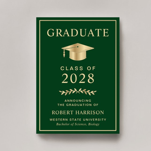 Eleganter Uni Green Gold Abschluss Ankündigung (An elegant college graduation announcement to celebrate the graduate's achievements)