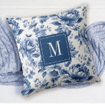 Eleganter Vintag Blue Floral English Garden Kissen<br><div class="desc">Dieses Kissen wird von einer schönen blauen und weißen Monogramm mit einem blühenden englischen Gartenmuster geschmückt. Personalisieren Sie es mit Ihrem Monogramm Initial. Entworfen für Sie von BlackBerry Boulevard.</div>