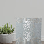 Eleganter Vintager Barock Shiny Silver Damask Fliese<br><div class="desc">Exquisite Zierfliesen-Keramik-Design,  die glitzernde Imitation silbernen Damast-Muster zeigen und eine Aura der Eleganz ausstrahlen.</div>