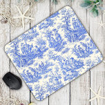Eleganter Vintager Blauer Jouy Mousepad<br><div class="desc">Eleganter Vintager, blauer Keil von Jouy Monogram Mouse Pad. Die Kunstdrucke sind derzeit ein Alltagswut, ein elegantes und verziertes Vintages toile de jouy-Muster mit einer romantischen Szene aus der französischen Landschaft. Dieser Muster-Stil ist derzeit für Wohngestaltung, Kleidung, mobil und IPad Hüllen, Einladungen und vieles mehr. Die Designs sind klassisch und...</div>